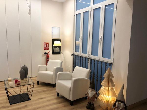 Imagen de nuestra oficina moderna y profesional en Martín Ros Consultores, mostrando un entorno de trabajo acogedor y eficiente.